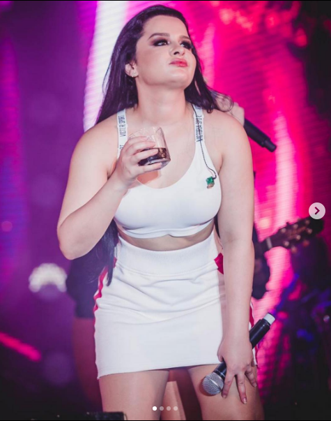 Maraisa depois ousou e ficou só com o que estava embaixo (Foto: Reprodução/ Instagram)