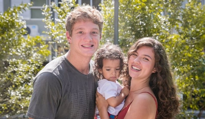 Rita (Alanis Guillen) com a filha Nina e Filipe (Pedro Novaes) em Malhação. (Foto: Divulgação/TV Globo)