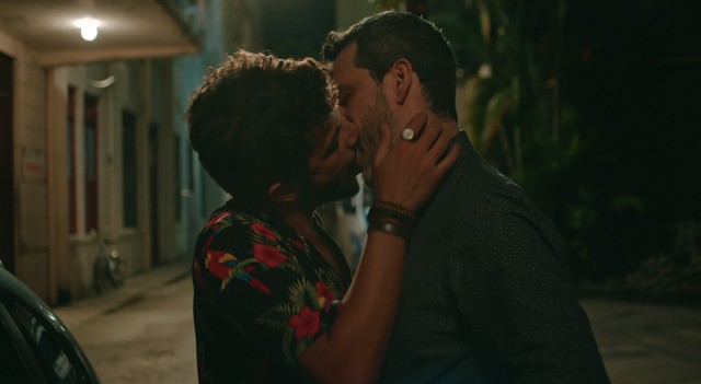 Personagem beija ator da Globo em Sob Pressão (Foto: Reprodução)
