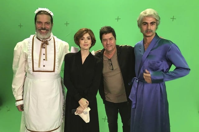 Foto do momento de gravação de Verão 90 com Rafael Vitti, Isabelle Drummond e Luz Henrique Nogueira na Globo