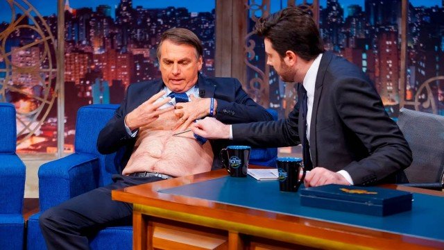 Bolsonaro quebra o protocolo e tira a camisa no The Noite com Danilo Gentili (Foto: Gabriel Cardoso/SBT)