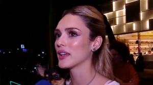 Isabelle Drummond é Manu na novela Verão 90. (Foto: Reprodução)