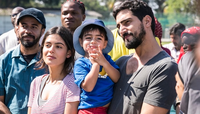 Laila (Julia Dalavia) e Jamil (Renato Góes) com Raduan (Breno Delatorre) em cena de Órfãos da Terra (Foto: Globo/Paulo Belote)