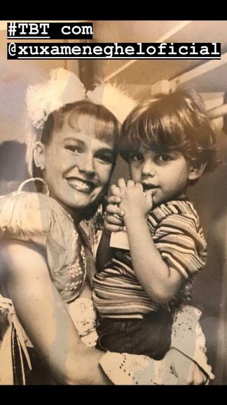 Duda Nagle no colo da apresentadora Xuxa Menehel quando novo (Foto: Reprodução/ Intaagram)