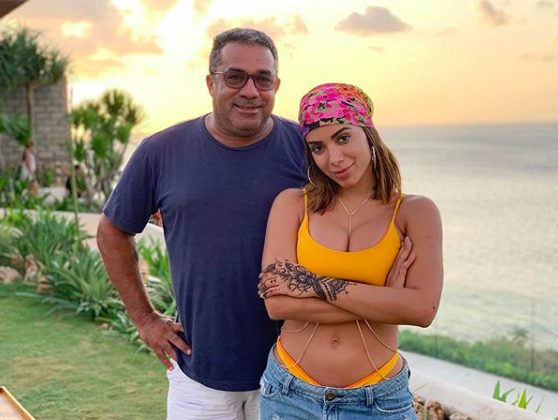 Anitta é colocada contra a parede pelo pai que faz apelo para filha e ela se revolta: "apaga esta merda" e ficou do lado de Pedro Scooby Foto: Reprodução