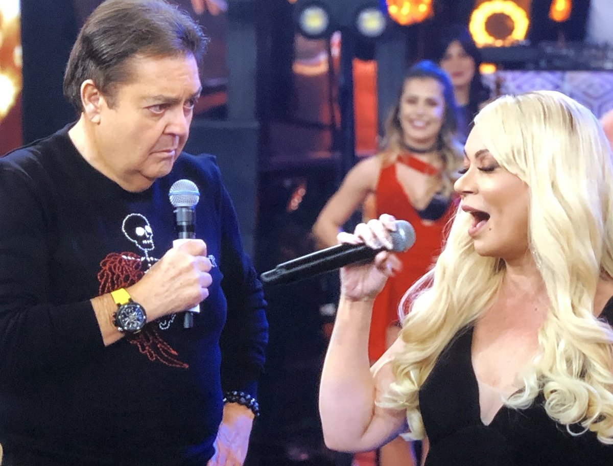 Faustão e Solange Almeida no palco do Domingão do Faustão (Foto: Reprodução)