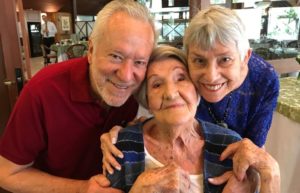 Alexandre Garcia com a mãe e a irmã (Foto: Reprodução/Twitter)