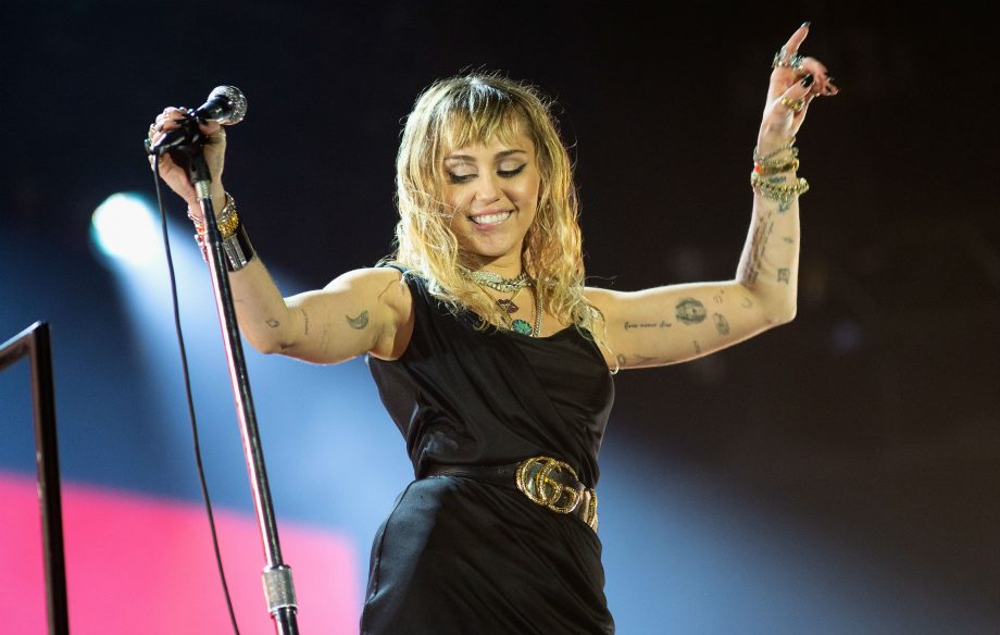 Mylei Cyrus precisou ser socorrida por seguranças depois de ter sido atacada por fã em Hotel (Foto: Reprodução)