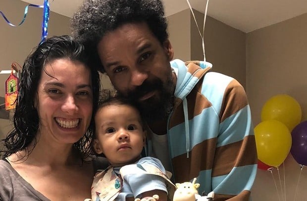 Mariana Betti com o marido, Quito Ribeiro, e o filho, Antônio (Foto: Reprodução/Instagram)