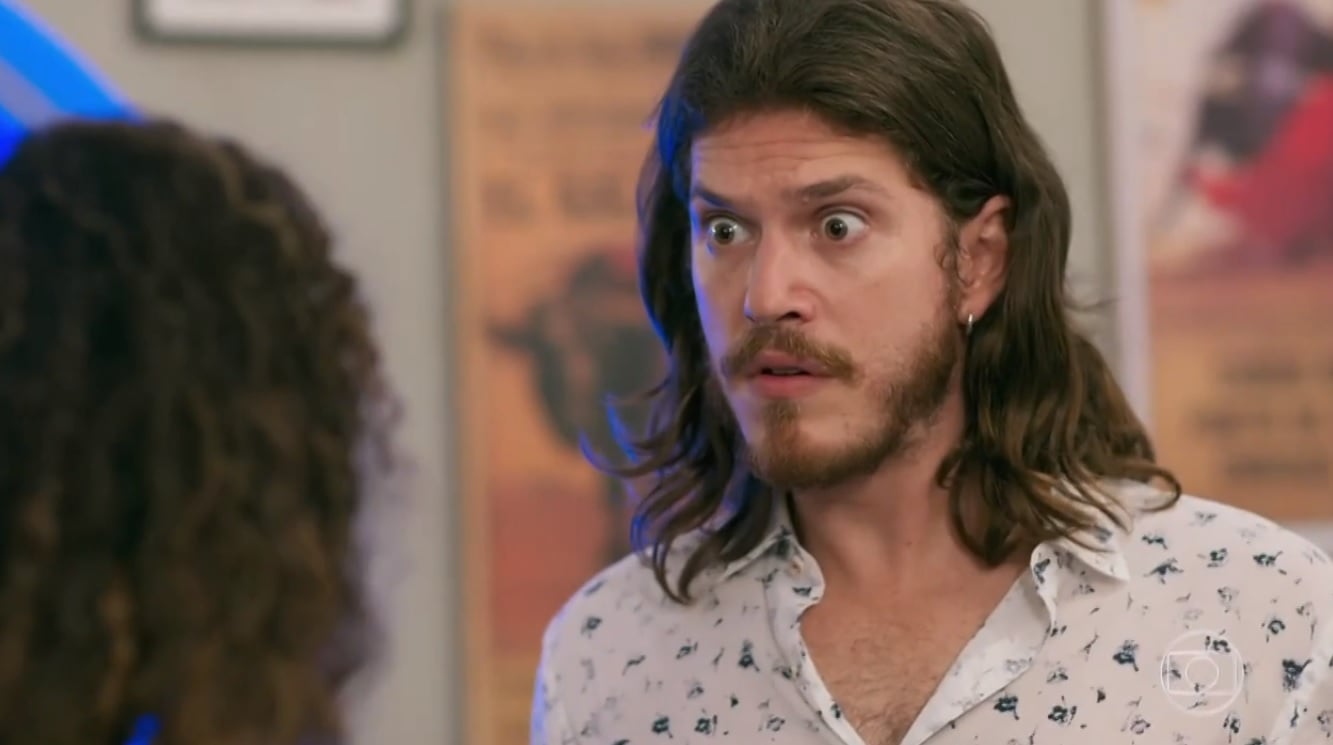 Quinzinho (Caio Paduan) não aguentará mais esconder a verdade de todos na novela Verão 90 da Globo
