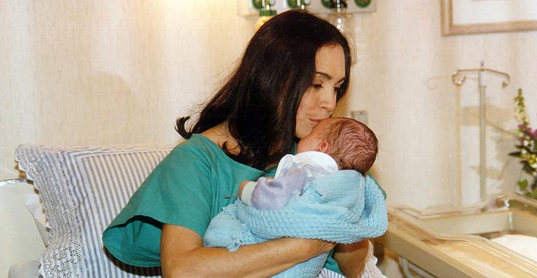 Atriz Regina Duarte com bebê em cena na novela Por Amor (Foto: Acervo Globo)