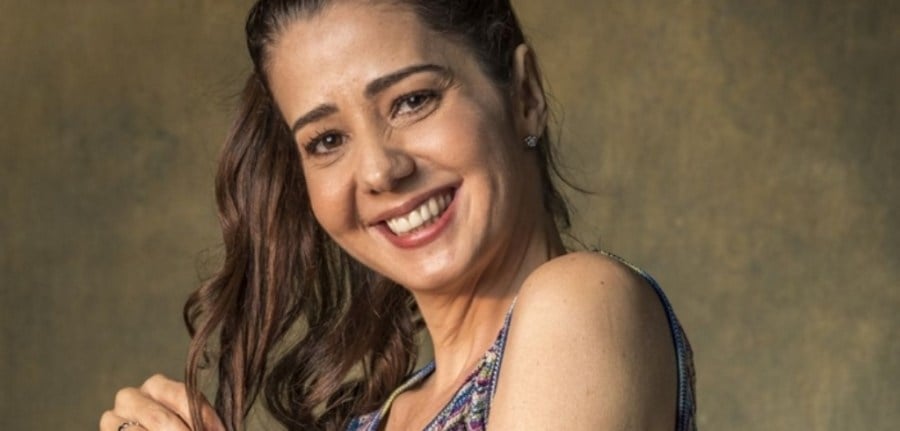 Santinha (Cristiane Amorim) em Órfãos da Terra (Foto: Paulo Belote/ Globo)