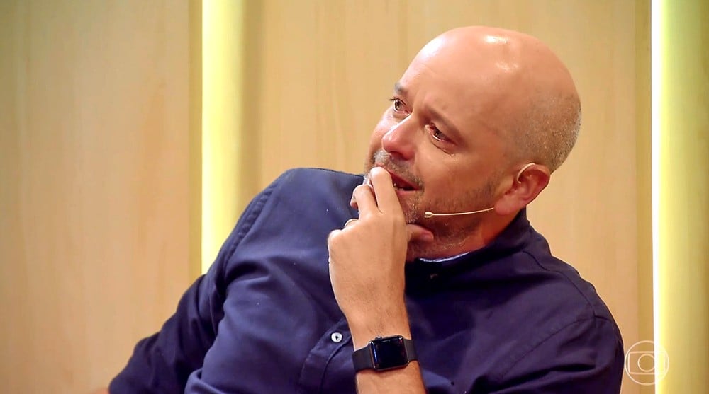 Alex Escobar se emociona durante apresentação dos seus familiares, no 'Tamanho Família' — (Foto: Globo)