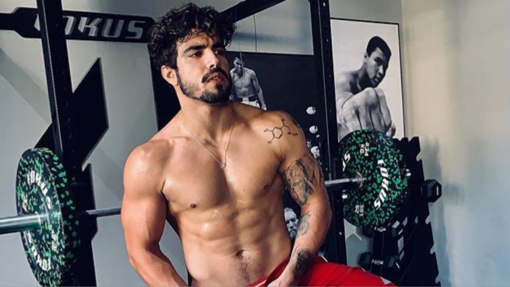 O ator da Globo, Caio Castro foi flagrado na cama com outro homem (Imagem: Instagram)