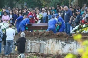 Isabela Tibcherani, namorada de Rafael Miguel, no enterro do ator e dos pais, em São Paulo (Foto: Divulgação / Uol)