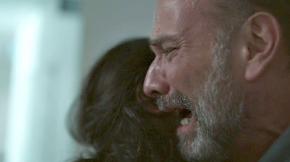 Elias (Marco Ricca) vai aos prantos com a morte de filho em Órfãos da Terra da Globo 