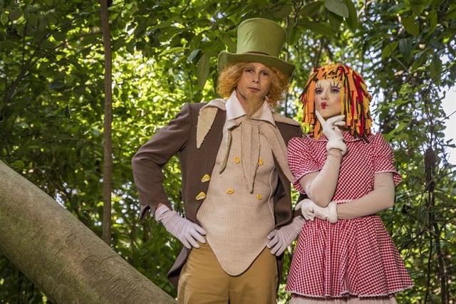 Manu (Isabelle Drummond) como Emília, e João (Rafael Vitti) como Visconde de Sabugosa recriam cena do Sítio do Pica Pau Amarelo em Verão 90 (Foto: Globo/Paulo Belote)