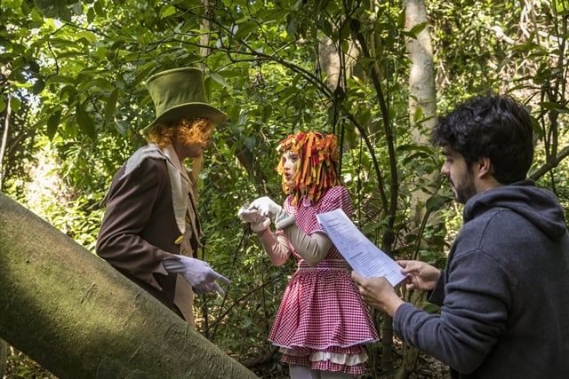 Bastidor - O diretor Diego Morais dirige Rafael Vitti e Isabelle Drummond em cena de Verão 90 (Foto: Globo/Paulo Belote)