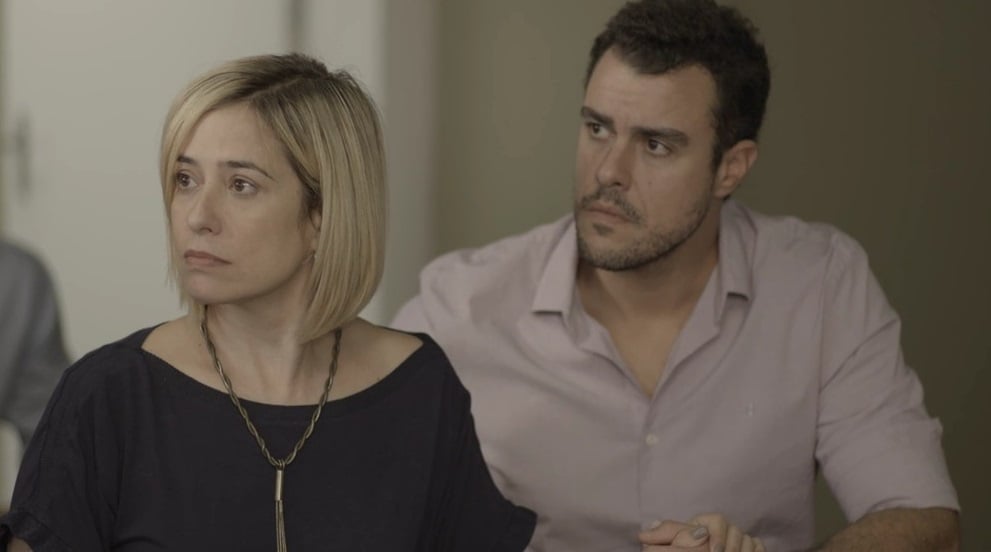 Lígia (Paloma Duarte) e Joaquim (Joaquim Lopes) adotaram Nina com todo amor do mundo em Malhação Toda Forma de Amar da Globo