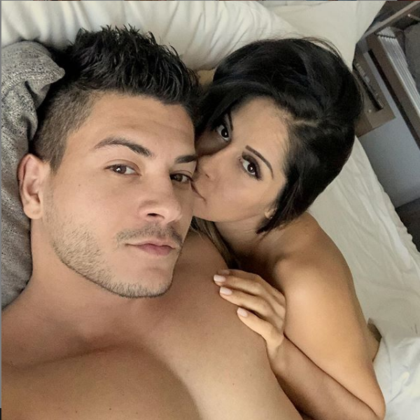 mãe Mayra Cardi posa ao lado do marido, o ator e cantor Arthur Aguiar e causam alvoroço nas redes sociais. (foto: Reprodução/Instagram)