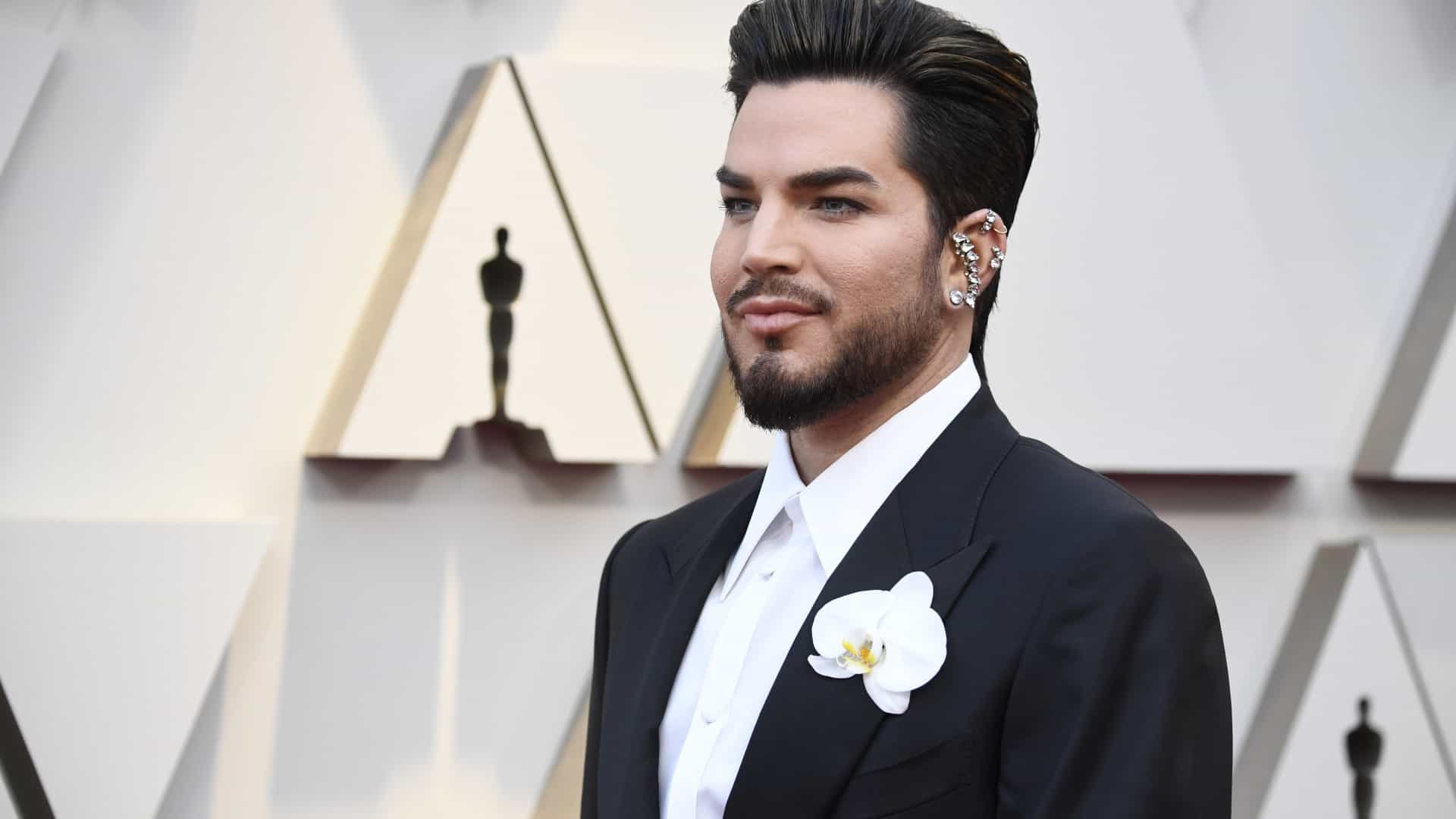Em entrevista para a revista Variety, o cantor Adam Lambert falou o preconceito que a comunidade LGBTQ+ sofre na música (Foto: Reprodução) Em entrevista para a revista Variety, o cantor Adam Lambert falou o preconceito que a comunidade LGBTQ+ sofre na música (Foto: Reprodução)