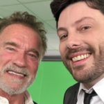 Arnold Schwarzenegger ao lado de Danilo Gentili. (Foto: Reprodução/Twitter)