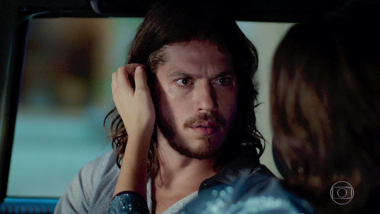 Quinzinho (Caio Paduan) ficará chocado com a atração que sente por Vanessa (Camila Queiroz) na novela Verão 90 da Globo 