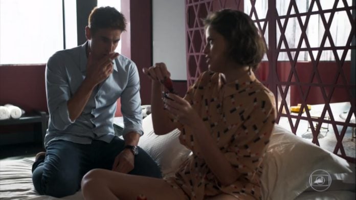 Régis (Reynaldo Gianecchini) e Jô (Agatha Moreira) de A Dona do Pedaço (Reprodução/TV Globo) Régis (Reynaldo Gianecchini) e Jô (Agatha Moreira) de A Dona do Pedaço (Reprodução/TV Globo)