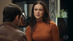 Vivi (Paolla Oliveira) e Chiclete (Sergio Guizé) em cena de A Dona do Pedaço; blogueira vai terminar namoro após descobrir plano para matá-la (Foto: Reprodução/Globo)