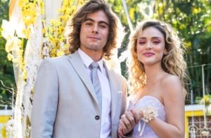 João (Rafael Vitti) e Manu (Isabelle Drummond) no casamento no último capítulo de Verão 90 (Foto: Globo/João Miguel Júnior)