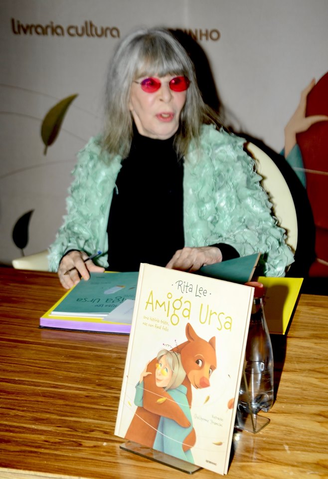 Rita Lee durante lançamento de seu novo livro "Amiga Ursa", inspirado na história da ursa Rowena (Reprodução: AgNews)