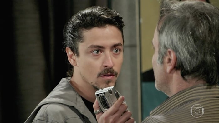Jerônimo (Jesuíta Barbosa) em cena de Verão 90 (Foto: Reprodução/Globo)