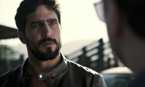Renato Góes (Jamil) em cena de Órfãos da Terra (Foto: Reprodução/Globo)