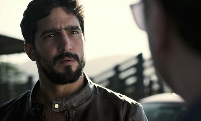 Renato Góes (Jamil) em cena de Órfãos da Terra (Foto: Reprodução/Globo)