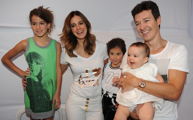 O apresentador Rodrigo Faro, suas filhas e a esposa Ver Viel (Foto: Divulgação)