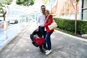 Ticiane Pinheiro e Cesar Tralli ao lado da mais nova integrante da família (Foto: AgNews)