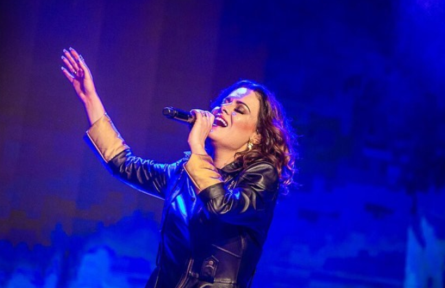 Ana Paula Valadão se apresentando com o conjunto Diante do Trono