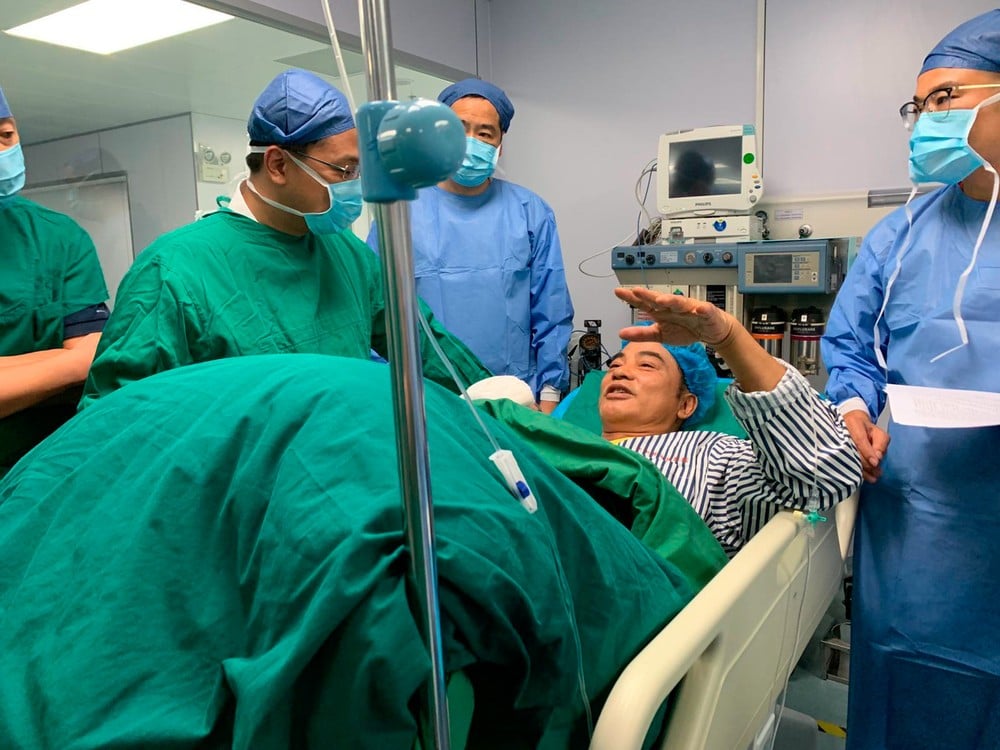 O ator Simon Yam passou por uma cirurgia depois do ocorrido (Foto: Reprodução)