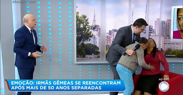 Gottino e Lombardi precisaram socorrer senhora após reencontro emocionante durante o Balanço Geral, programa da Record (Foto: Divulgação)