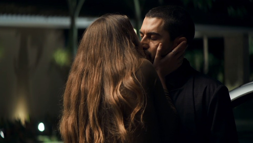 Em 'A Dona do Pedaço', Fabiana (Nathalia Dill) beija Camilo (Lee Taylor) e se declara — Foto: TV Globo Em 'A Dona do Pedaço', Fabiana (Nathalia Dill) beija Camilo (Lee Taylor) e se declara — Foto: TV Globo