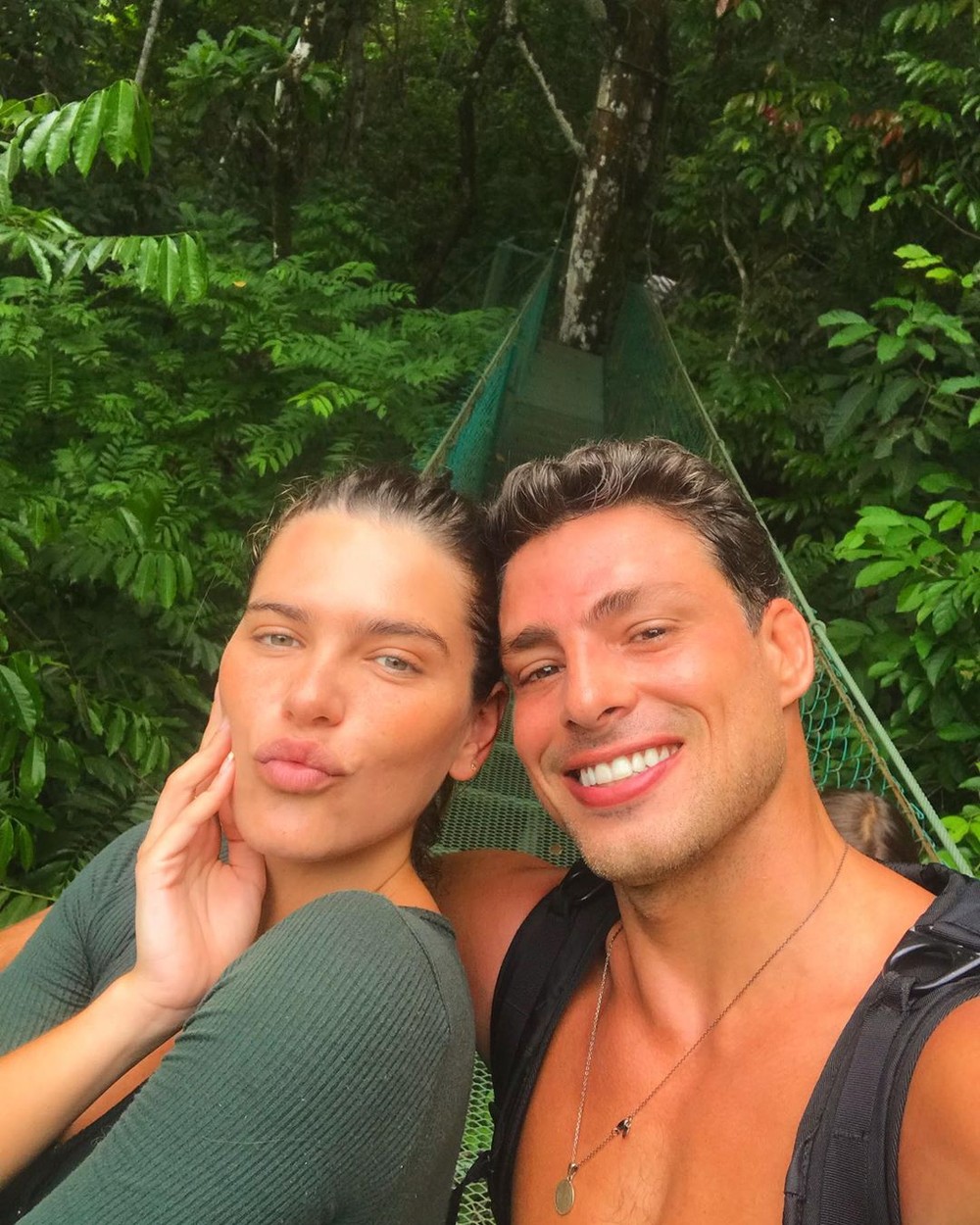 Cauã Reymond tem Imagem íntima no mato com Mariana Goldfarb divulgada e detalhe na foto causa espanto