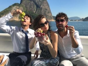 Vanessa (Camila Queiroz), Jerônimo (Jesuíta Barbosa) e Galdino (Gabriel Godoy) em cenas finais de Verão 90