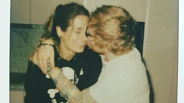 O cantor Ed Sheeran e Cherry Seaborn vão se casar (Foto: Reprodução)