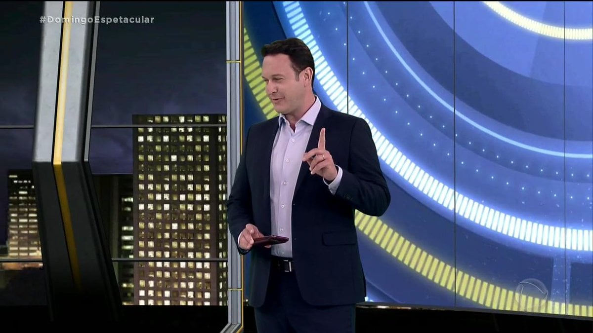 Eduardo Ribeiro é um dos que assumiram o comando do Domingo Espetacular (Foto: Reprodução/Record TV)