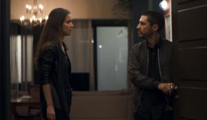 Fabiana (Nathalia Dill) visita Camilo (Lee Taylor) e diz que ele tem razão pelo o que fez a Vivi (Paolla Oliveira), na novela 'A Dona do Pedaço' — Foto: TV Globo