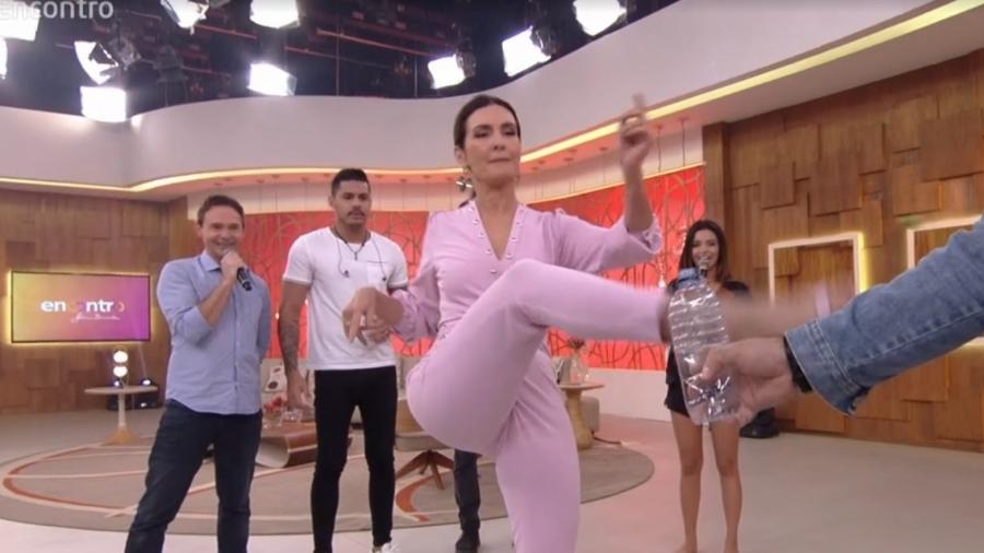 Fátima Bernardes entre no "desafio da garrafa" (Foto: Reprodução/Globo)