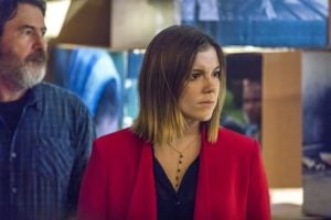 Dalila (Alice Wegmann) é desmascarada em Órfãos da Terra (Foto: Globo/Paulo Belote)