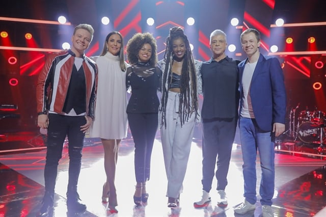 Tiago Leifert globo e Jennifer Nascimento com Ivete Sangalo, Michel Teló, Lulu Santos e Iza, técnicos do The Voice Brasil (Foto: Globo/ Victor Pollak)