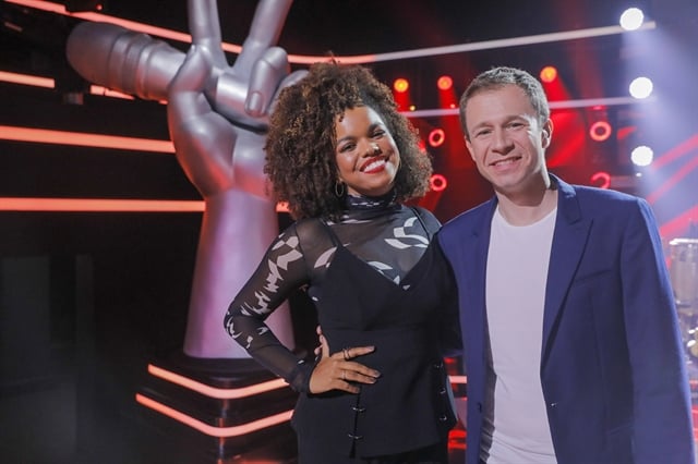 Tiago Leifert e Jennifer Nascimento, a nova repórter do The Voice Brasil (Foto: Globo/ Victor Pollak)