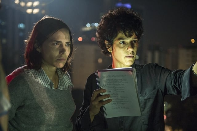 Bastidores de gravação da série Onde Está Meu Coração com Letícia Colin (Amanda) e a diretora Luisa Lima (Foto: Globo/Fábio Rocha)